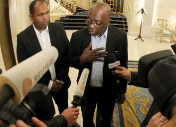 Jack Warner memberikan keterangan kepada para wartawan di Zurich, 30 Mei 2011.