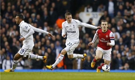 Jack Wilshere (kanan), pemain Arsenal, adu cepat dengan pemain Tottenham Hotspur, Gylfi Sigurdsson (tengah) dan Mousa Dembele, dalam laga Liga Primer Inggris di White Hart Lane, London, Ahad (3/3). 