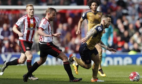 Jack Wilshere sedang berusaha mengambil bola sewaktu melawan sunderland, Ahad (24/4)