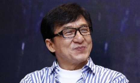 Aktor Jackie Chan. Dia dinilai memanfaatkan gimmick komedi situasi Amerika (sitkom) yang hebat sebagai pendongkrak kesuksesan kariernya. 