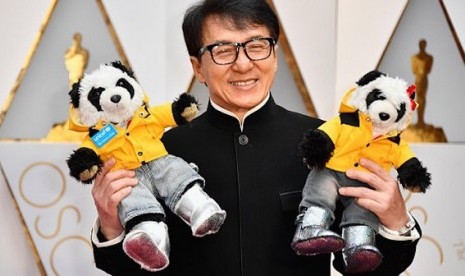 Jackie Chan bersama dengan dua Panda ke acara Oscar 2017.