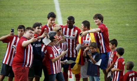 Jackson Martinez bersama fan Atletico Madrid.