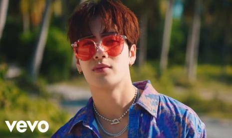 Jackson Wang kolaborasi dengan Rain dalam video musik 'Magnetic'.