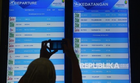 Jadwal keberangkatan dan kedatangan pesawat/Ilustrasi