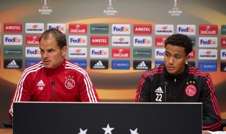 Jairo Riedewald (kanan) dan Frank de Boer.