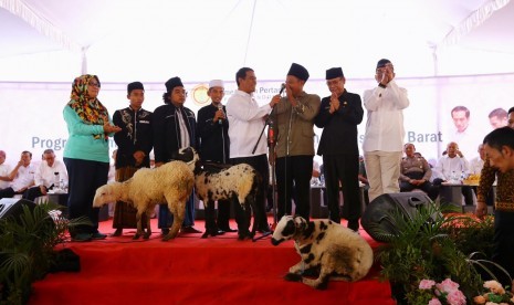 Jaja, warga Desa Pada Mulya, Kabupaten Ciamis mendapat bantuan dua ekor kambing dari Mentan Andi Amran Sulaiman, Jumat (22/3).