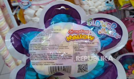Jajanan anak Chomp Chomp Flower Mallow (Marshmallow Bentuk Bunga) dan Chomp Chomp Marshmallow (Mini Marshmallow) mengandung unsur babi masih beredar di pasar modern, Selasa (22/4/2025).