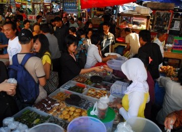 Jajanan buka puasa di kawasan Benhil, Jakarta.