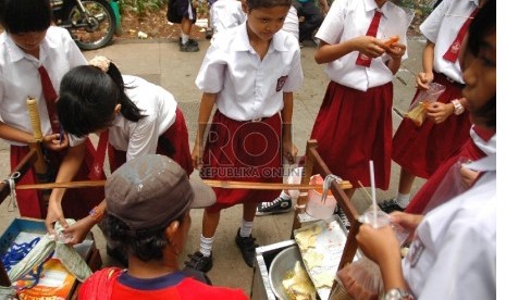 Jajanan di sejumlah sekolah perlu diwaspadai karena ada yang mengandung bahan pangan yang tak aman.