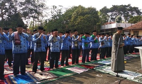 Jajaran ASN Pemkab Garut menggelar shalat istiqo untuk meminta hujan agar bencana kekeringan asap cepat selesai, Selasa (17/9). 