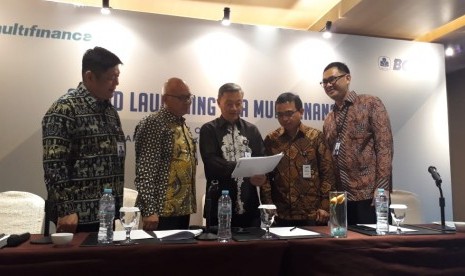 Jajaran direksi BCA Multi Finance saat melakukan konferensi pers Grand Launching BCA Multi Finance, di Grand Mercure Kemayoran Jakarta, Jumat (11/10).