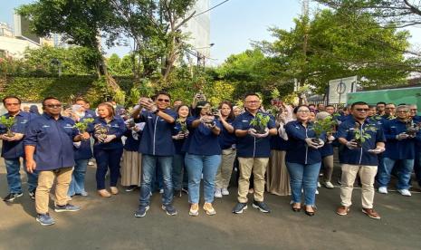 Jajaran direksi dan karyawan PT Reasuransi Indonesia Utama (Persero) atau Indonesia Re menanam lebih dari 8.000 pohon yang terkemas dalam vertical garden di area gedung Indonesia Re di Jakarta, Jumat (6/10/2023).