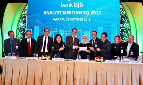 Jajaran direksi dan komisari Bank BJB dalam //analyst meeting//  3Q 2017 di Ritz Carlton, Jakarta, Jumat (27/10).