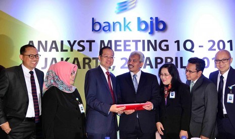 Jajaran direksi dan komisaris Bank BJB dalam analyst meeting triwulan I 2017 yang berlangsung di Ritz Carlton SCBD, Jakarta, Kamis (27/4).