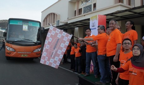 Jajaran Direksi dan Komisaris Panasonic Gobel melepas rombongan Program Mudik Nyaman 2016, Sabtu 2/7).