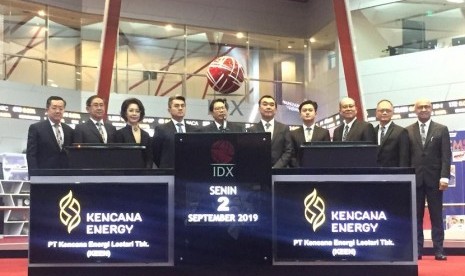 Jajaran Direksi dan Komisaris PT Kencana Energy Lestari, Tbk ketika mencatatkan saham di Bursa Efek Indonesia, Senin (2/9). 