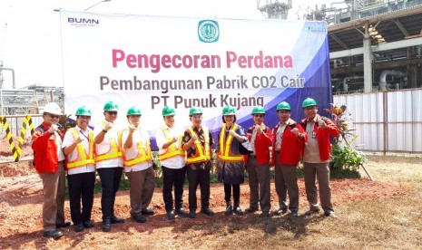 Jajaran direksi dan komisaris PT Pupuk Kujang Cikampek, menyaksikan pengecoran perdana pembangunan pabrik CO2 cair (foto dokumentasi). PT Rekayasa Industri atau Rekind telah menuntaskan tahap akhir proses pengerjaan Proyek Pabrik CO2 Cair milik PT Pupuk Kujang Cikampek (PKC).  