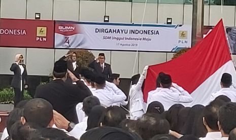 Jajaran Direksi hingga karyawan PLN ikut upacara bendera memperingati HUT RI ke74.