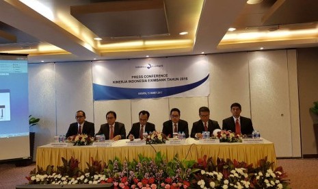 Jajaran direksi Indonesia Eximbank saat memberikan paparan kinerja 2016 di Jakarta, Rabu (15/3)