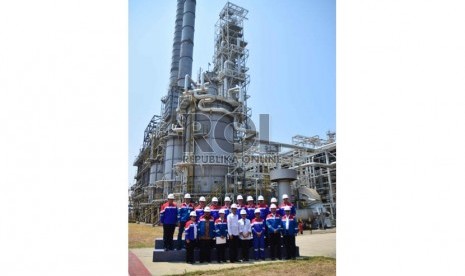 Jajaran Direksi Pertamina dan TPPI berfoto dengan Presiden Joko Widodo di kilang minyak Trans Pacific Petrochemical Indotama (TPPI) di Tuban, Jawa Timur, Rabu (11/11).