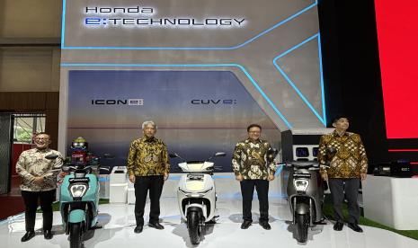 Jajaran direksi PT Astra Honda Motor berfoto bersama di jajaran sepeda motor listrik Honda di Indonesia Motorcycle Show (IMOS) 2024, Rabu (30/10/2024). 