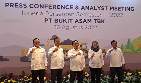 Jajaran Direksi PT Bukit Asam Tbk (PTBA) saat acara konferensi pers paparan kinerja keuangan Semester I 2022 (ilustrasi), PT Bukit Asam Tbk (PTBA) bersama China Huadian Corporation (CHD) menjajaki pengembangan Pembangkit Listrik Tenaga Bayu (PLTB) berkapasitas 1.300 MW di China Selatan.