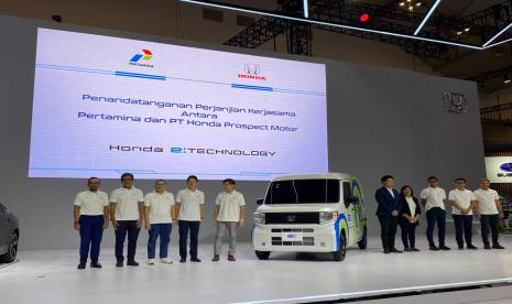 Jajaran direksi PT Honda Prospect Motor (HPM), Pertamina Patra Niaga, dan Pertamina New Renewable Energy berfoto bersama usai menandatangani kerja sama  riset penggunaan mobil listrik dalam kegiatan niaga di perkotaan. Kerja sama tersebut ditandatangani di arena Pameran GIIAS 2023 ICE BSD Tangerang, Senin (14/8/2023).