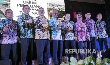 Jajaran direksi PT Pembangunan Jaya Ancol C. Paul Tehusijarana saat public expose di Jakarta, Rabu (14/5).