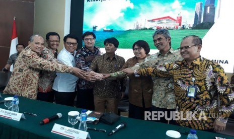 Jajaran Direksi PT  Pertamina Persero bersama Direktur Utama baru Elia Massa Manik (Tengah) berpose bersama di Kantor Pusat Pertamina, di Jakarta, Kamis (16/3).