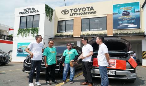 Jajaran direksi PT Toyota Astra Motor (TAM) Anton Jimmi Suwandy (kedua kanan) Fumitaka Kawashima (kiri) dan Chief Executive Auto2000 Ernando Demily (kanan) tengah berbincang dengan salah satu pelanggan Toyota pengguna Kijang Innova Hybrid, di depan Toyota Posko Siaga yang berlokasi di Rest Area KM 57 Jalan Tol Jakarta-Cikampek,  Karawang Timur, Senin (17/4). 