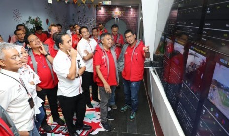 Jajaran Direksi TelkomGroup mendengarkan penjelasan kesiapan posko Siaga Natal 2018 dan Tahun Baru 2019 (NaRu) di Integrated Operation Center (IOC) Telkomsel, Senin (31/12). Persiapan teknis jaringan serta pelayanan pelanggan dilakukan secara menyeluruh untuk mengoptimalkan kualitas jaringan pada saat terjadinya lonjakan trafik komunikasi di malam pergantian Tahun Baru 2019. 