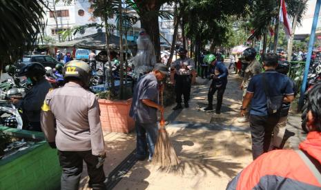 Jajaran Forum Koordinasi Pimpinan Daerah (Forkopimda) mulai melakukan Operasi Gabungan (Osgab) di sejumlah area Kota Malang, Rabu (26/8). Langkah ini sesuai dengan Inpres Nomor 6 Tahun 2020 yang ditindaklanjuti melalui Peraturan Wali Kota Malang (Perwali) Nomor 30 Tahun 2020. 