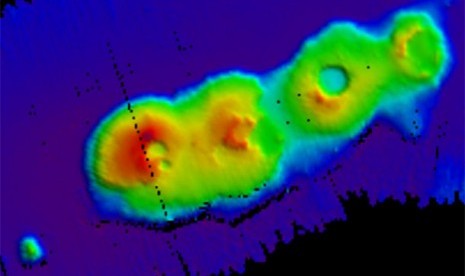 Jajaran gunung berapi bawah laut (ilustrasi)