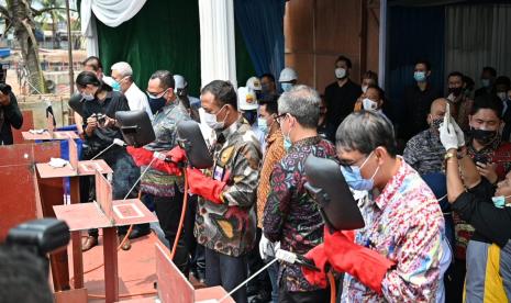 Jajaran Kemenhub melakukan peletakan lunas (Keel Laying) terpadu kegiatan pembangunan 4 (empat) unit kapal Wisata Bottom Glass di Tanjung Priok Jakarta.