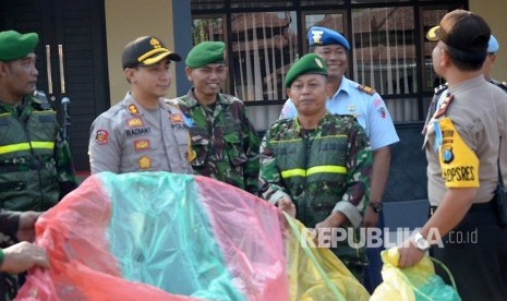 Polisi menggelar razia balon udara (ilustrasi). Kepolisian Resor (Polres) Magetan, Jawa Timur mengamankan sebuah balon udara berukuran besar tanpa awak yang nyaris membakar rumah warga dan membahayakan penerbangan.