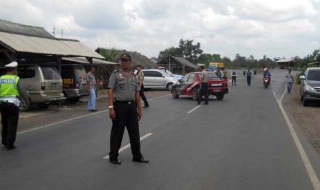   Jajaran kepolisian dibantu TNI dan Dinas Perhubungan berjaga-jaga di perbatasan Lampung, Selasa (30/10).