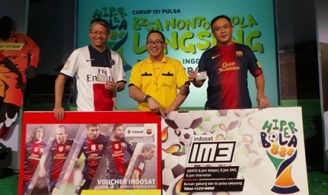 Jajaran management Indosat termasuk President Director dan CEO Indosat, Alexander Rusli dalam peluncuran Program HiperBOLA 888