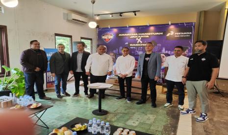 Jajaran manajemen dan pelatih Amartha Hangtuah bersama perwakilan Pertamina Gas Negara berfoto bersama dalam signing ceremony kerja sama kedua pihak. Pertamina Gas Negara akan mendukung Amartha Hangtuah di IBL 2024.