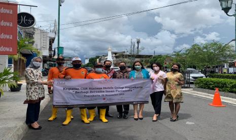 Jajaran manajemen hotel Horison Hotels Group wilayah DIY melakukan kegiatan bakti sosial dengan menyalurkan bantuan kepada warga Tugu Yogyakarta.