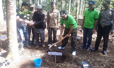 Jajaran manajemen Len Incorporated secara simbolis bersama Wakil Bupati Kabupaten Bandung Gun Gun Gunawan, melakukan penanaman pohon kopi.