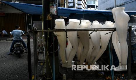 Jajaran manekin milik pedagang kaki lima berada di Pasar Baru, Jakarta. Pemerintah mengucurkan bantuan sosial produktif berupa modal kerja sebesar Rp 2,4 juta bagi 12 juta pedagang kecil dan pelaku usaha mikro di Indonesia yang terdampak Covid-19.