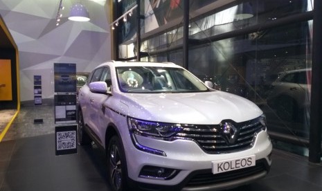 Jajaran mobil keluaran Perancis, Renault. PT Maxindo Renault Indonesia yang kini resmi menjadi mitra Renault di Indonesia telah membuka tiga dealer eksklusif mobil Renault di Pluit, Serpong dan Pecenongan.