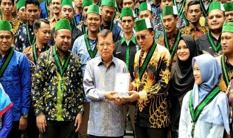 Jajaran Pengurus Besar Himpunan Mahasiswa Islam (PB HMI) beserta perwakilan dari cabang-cabang serta badan koordinasi (badko) HMI se-Indonesia bertemu dengan Wakil Presiden (Wapres) Republik Indonesia HM Jusuf Kalla (JK) di Istana Wapres pads Kamis (5/9). 