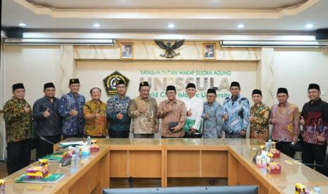 Jajaran pengurus Forum Pesantren Alumni Gontor (FPAG) berfoto bersama dengan unsur pimpinan Unissula, saat bersilaturrahim di kampus Universitas Islam Sultan Agung (Unissula), Kaligawe, Kota Semarang, Senin (29/8). 