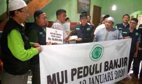 Jajaran pengurus MUI DKI Jakarta menyalurkan bantuan untuk korban banjir.