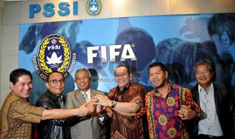   Jajaran pengurus PSSI dan KPSI berfoto bersama di kantor PSSI, Jakarta, Jumat (22/2).   (Republika/Prayogi)