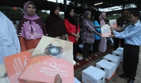 Jajaran pengurus rumah Zakat memberikan bantuan berupa paket sembako dan Alquran kepada masyarakat prasejahtera di Bumi Perkemahan Ragunan, Jakarta Selatan.