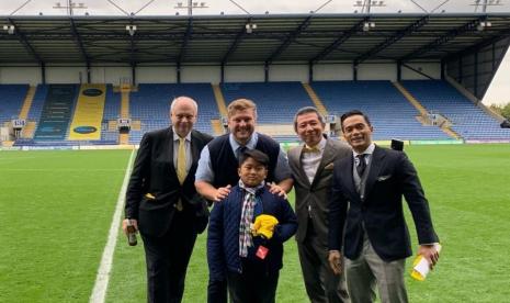 Jajaran petinggi Oxford United, salah satunya pengusaha muda Indonesia, Anindya Bakrie (kanan)