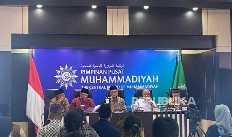 Jajaran petinggi Pimpinan Pusat (PP) Muhammadiyah saat melakukan konferensi pers pada perayaan miladnya yang ke-112 di Gedung PP Muhammadiyah di Yogyakarta, Senin (18/11/2024).