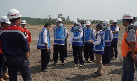 Jajaran petinggi PT Jasa Marga (Persero) saat meninjau lokasi seksi III Jalan Tol Japek II Selatan di Desa Cigelam dan Mulyamekar, Kecamatan Babakan Cikao, Purwakarta, Kamis (18/7). 